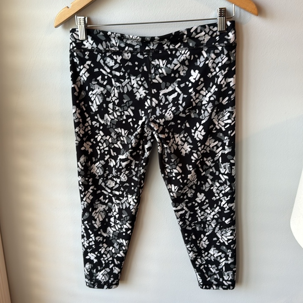 Under Armour Girls Cropped Black and White Leggings - Picture 5 of 8